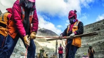 pessoas trabalhando em uma obra