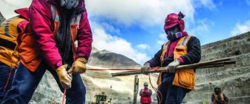 pessoas trabalhando em uma obra